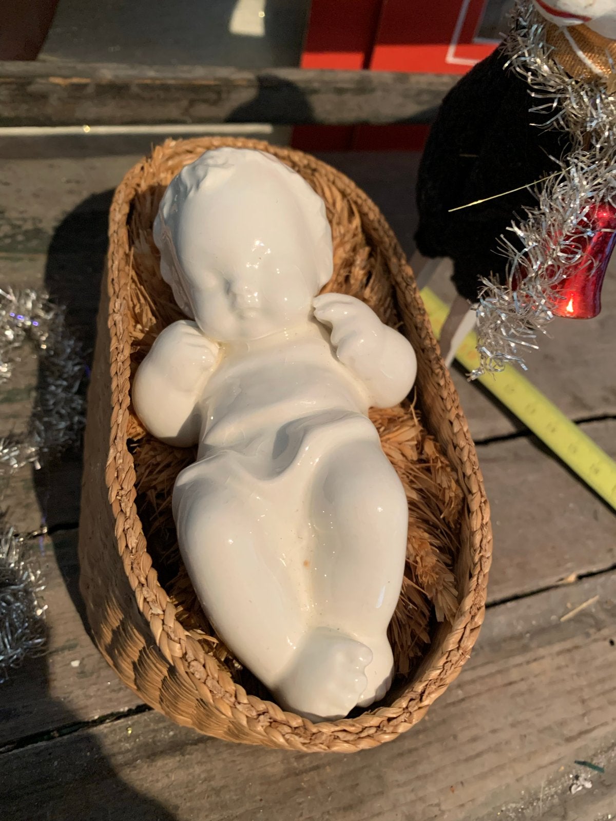 Vintage Hummel kindje in rieten wiegje - Kerst, Ophalen of Verzenden
