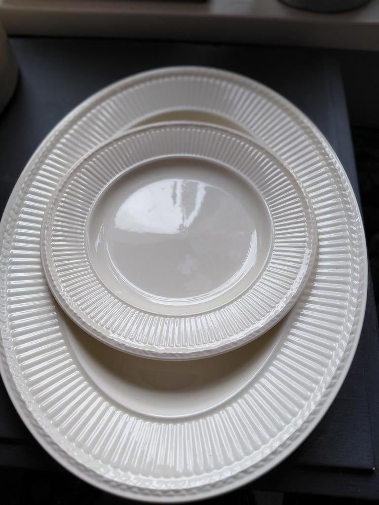 Wedgwood Edme schaal en bord, Huis en Inrichting, Keuken | Servies, Ophalen, Wedgwood, Aardewerk, Schaal of Schalen
