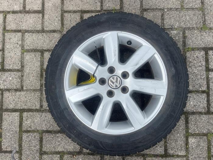 Velg + Winterband van een Volkswagen Polo