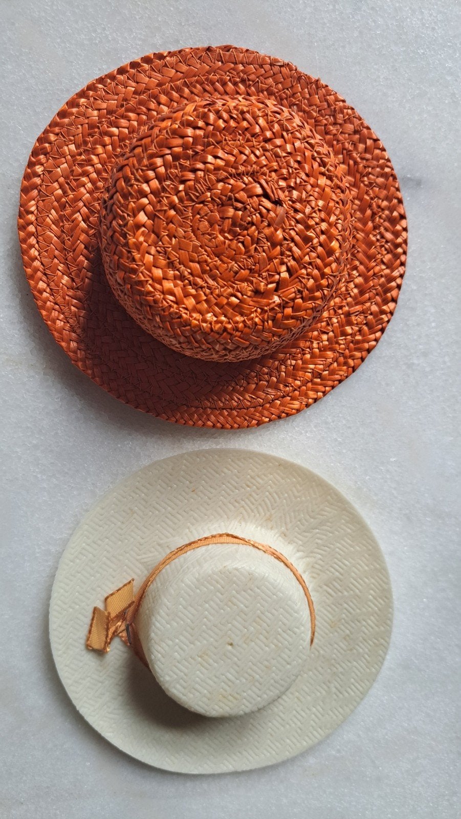 Vintage set 2 x hoed pop, poppenhoed - oranje & crème, Ophalen of Verzenden, Zo goed als nieuw, Pop