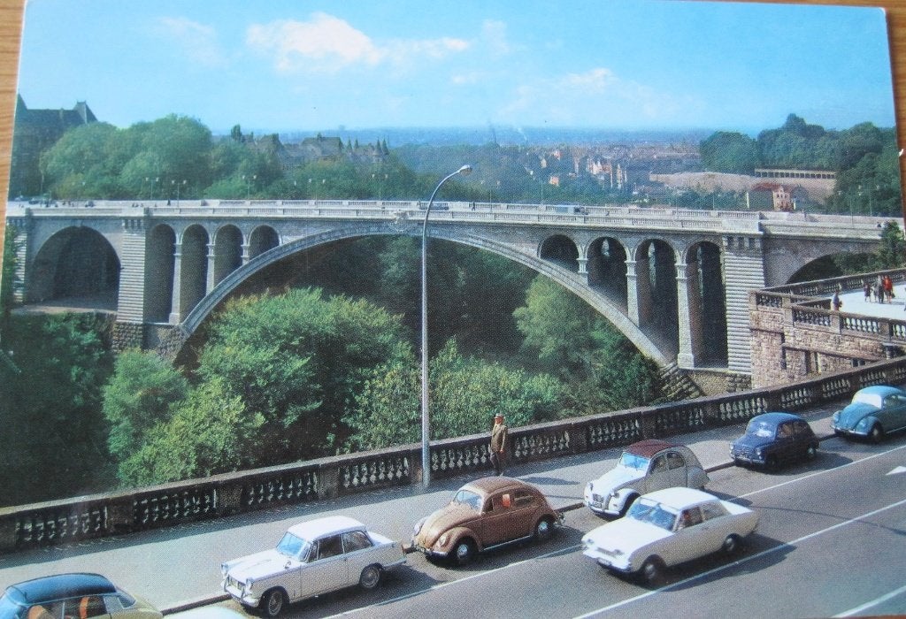 oude auto's op de Pont Adolphe in Luxemburg, Verzamelen, Ansichtkaarten | Themakaarten, Verzenden, 1960 tot 1980, Ongelopen, Voertuig