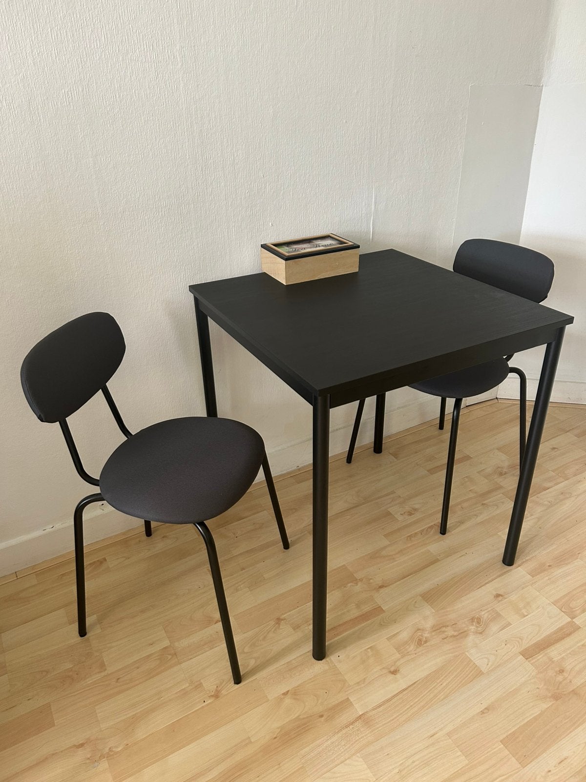 Ikea eating table and chairs, Ophalen, 100 tot 150 cm, 50 tot 100 cm, Zo goed als nieuw