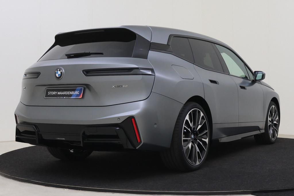 BMW iX xDrive60 M Sport / Panoramadak Sky Lounge / Trekhaak, Automaat, IX, Leder, 2480 kg