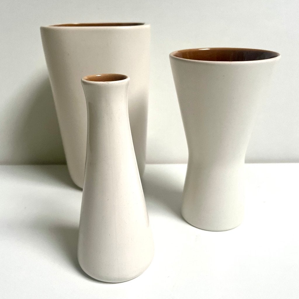 Witte vaasjes met oranjebruine binnenkant (Studio Fris Edam), Antiek en Kunst, Ophalen of Verzenden