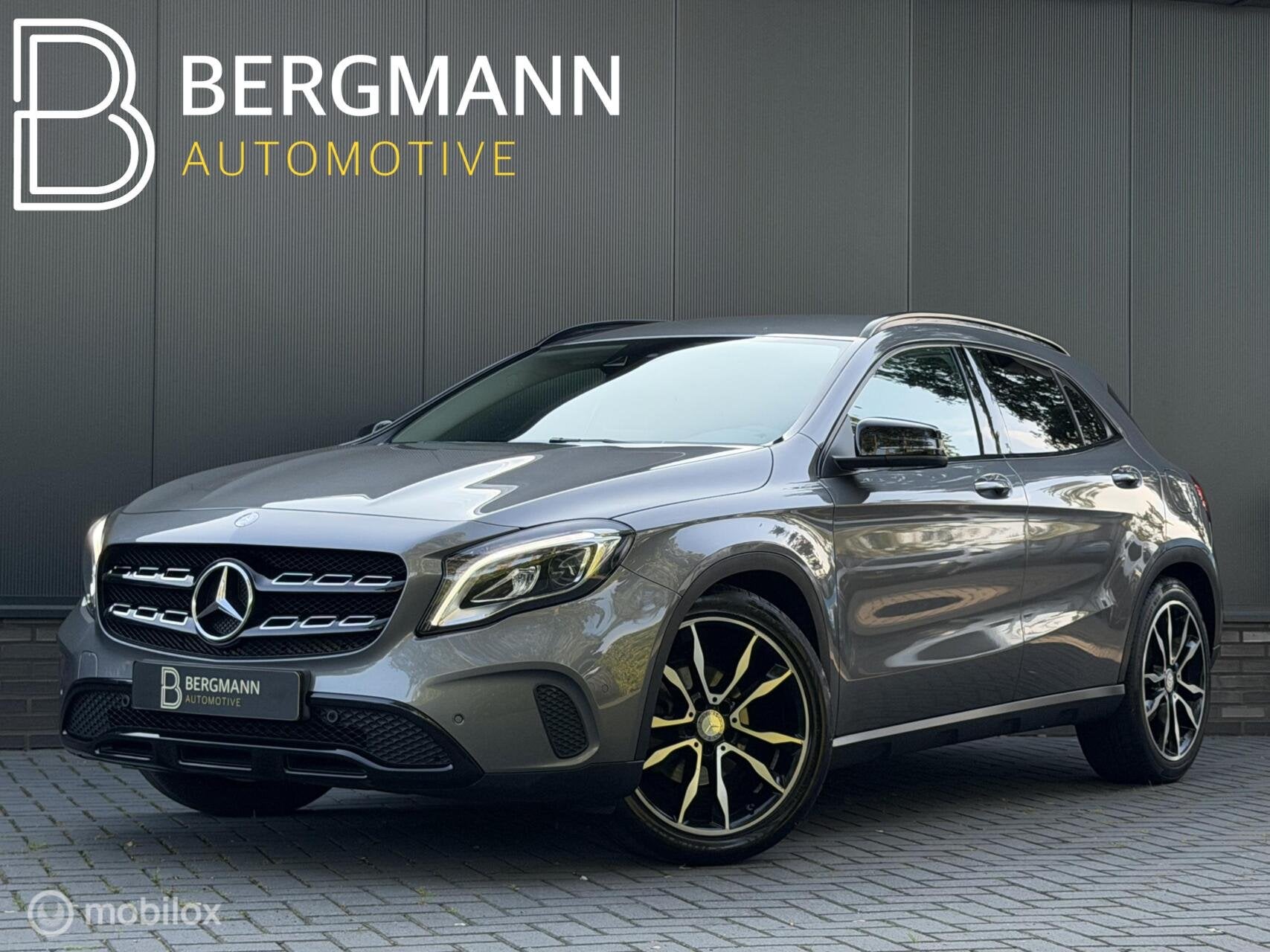 Mercedes GLA-klasse 180 Urban|Night|19”|Camera|Trekh|CarPl, Auto's, Gebruikt, 4 cilinders, Leder en Stof, 122 pk