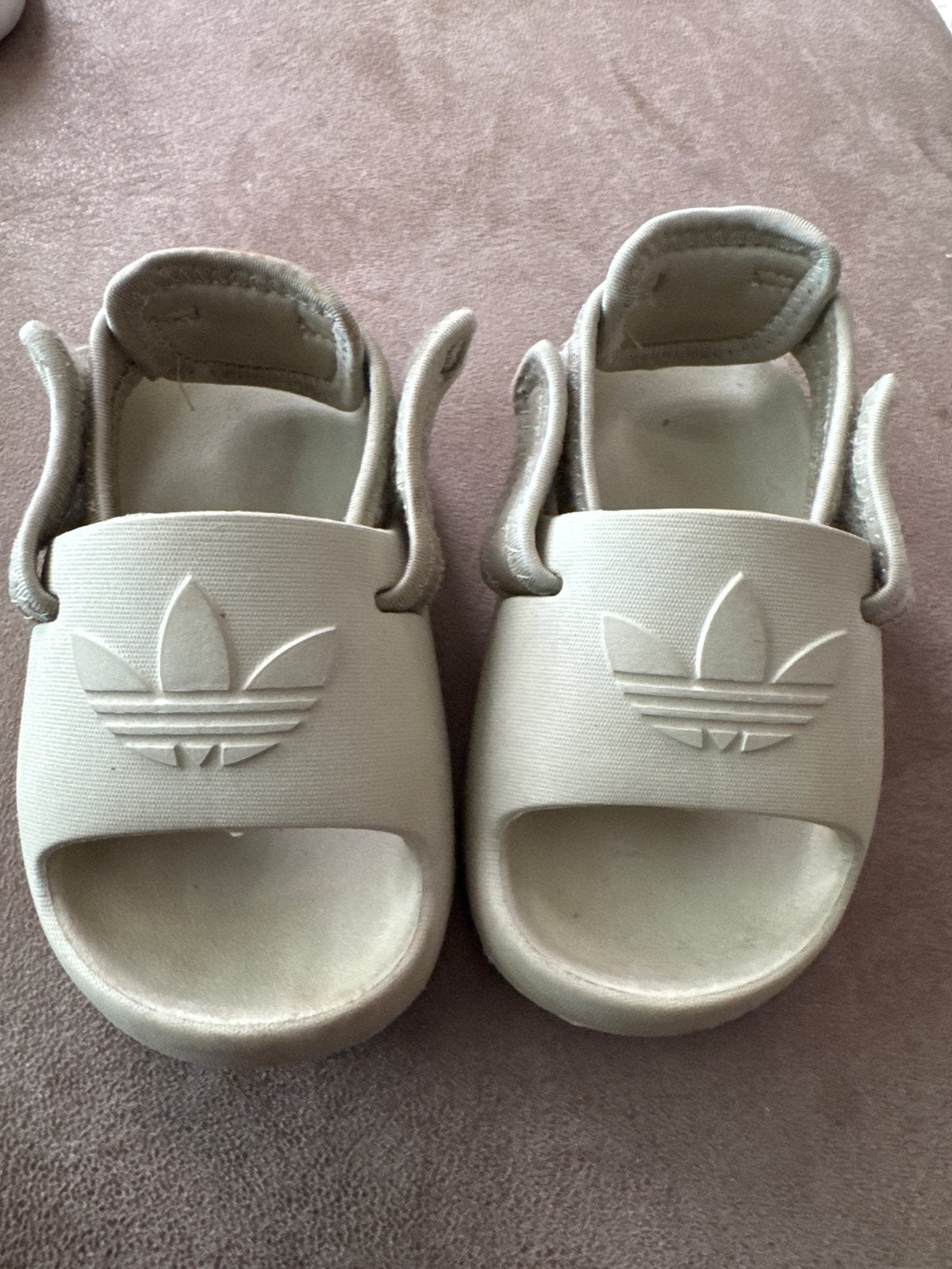 Adidas Adilette Play sandalen voor baby's/peuters maar 23, Kinderen en Baby's, Babykleding | Schoentjes en Sokjes, Jongetje of Meisje