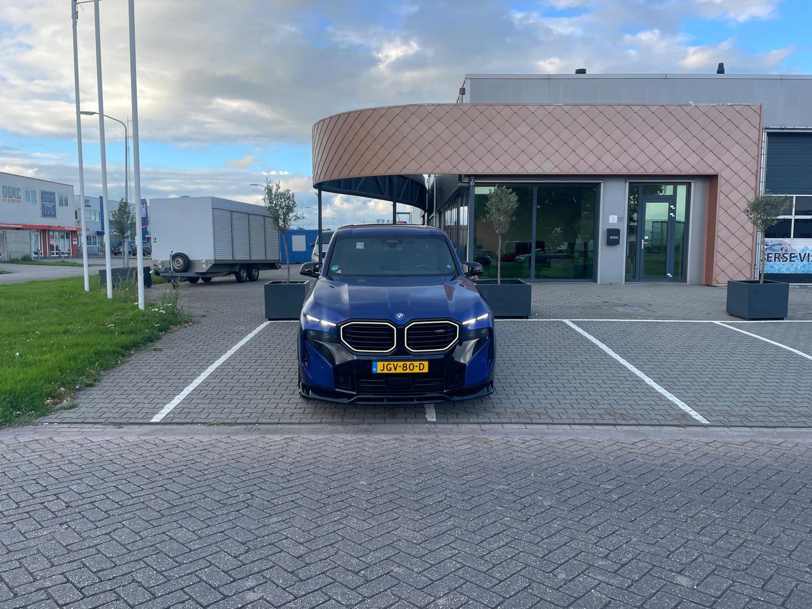 BMW XM 50e 476pk 2024 Blauw, Auto's, Zwart, Blauw, Vierwielaandrijving, 2998 cc