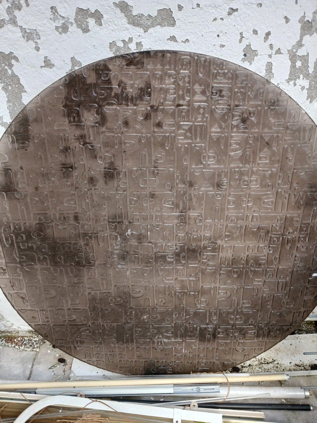 Decoratieve ronde plaat met reliëfpatroon, glazen tafelblad, Ophalen