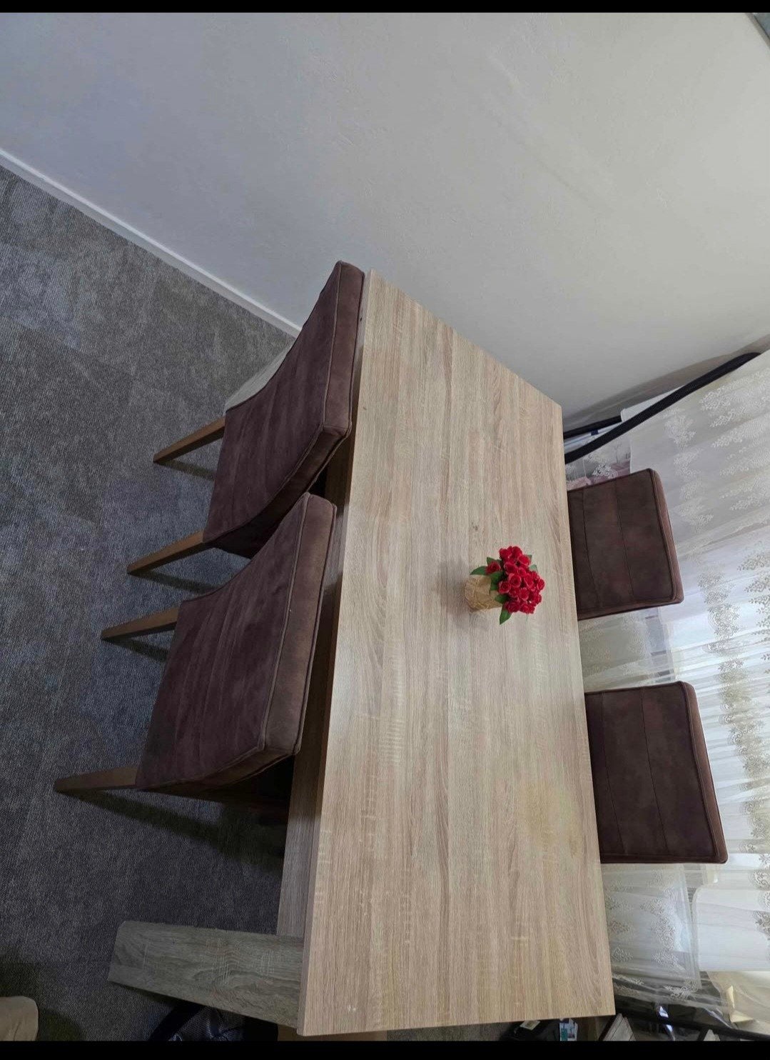 Eettafel met 4 stoelen - Modern en comfortabel, Huis en Inrichting, Tafels | Eettafels, Ophalen, Gebruikt, Overige materialen