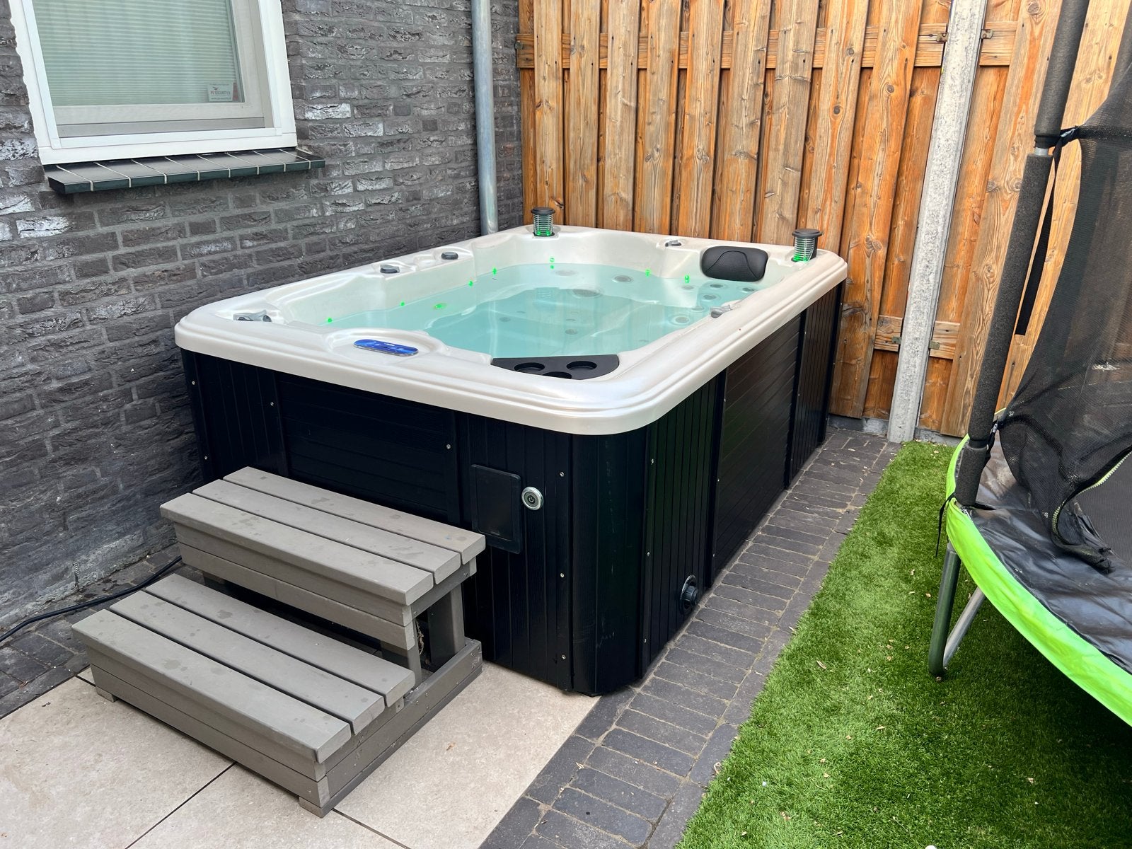 Luxe 3 persoons Jacuzzi met trapje en afdek cover, Ophalen, Zo goed als nieuw, Trap, Vast
