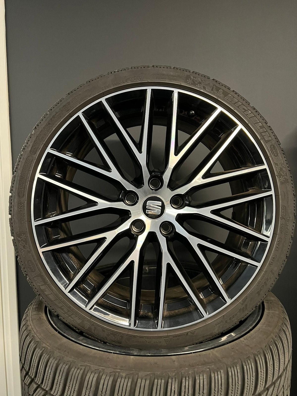 19 inch originele Seat Leon Cupra velgen met winterbanden., Banden en Velgen, Winterbanden, 235 mm, Personenwagen