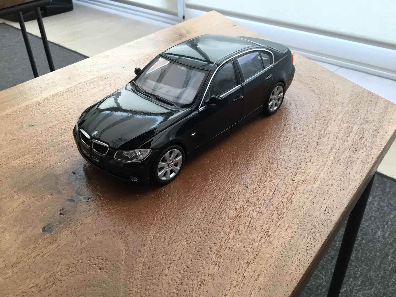 Miniatuur auto BMW 330i - Schaal 1:24 (19 cm), Verzenden, Gebruikt, Auto, Overige merken