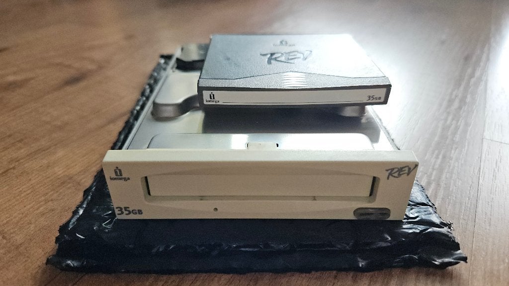 Iomega REV 35GB Interne IDE Drive + 1x 35GB Disk (Ongetest), Computers en Software, Vintage Computers, Ophalen of Verzenden