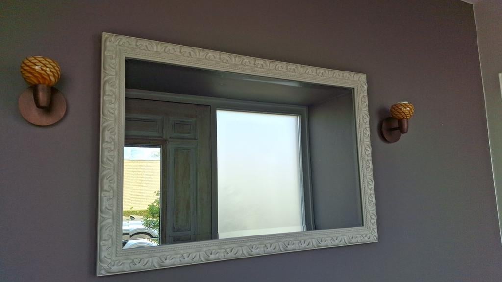Spiegel 90x60 cm met sierlijke witte rand, Huis en Inrichting, Woonaccessoires | Spiegels, Ophalen, Gebruikt, Minder dan 100 cm