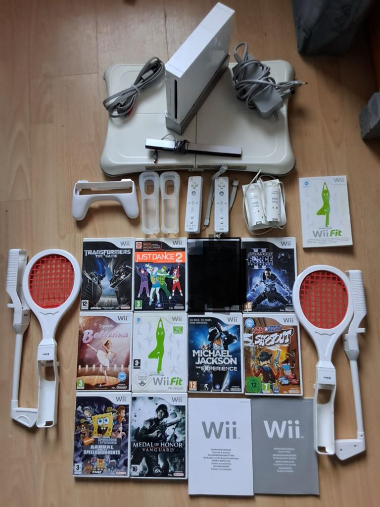 Wii spelcomputer met balance board en 9 spellen accessoires, Ophalen of Verzenden, Zo goed als nieuw, Met 2 controllers, Met stuurtje