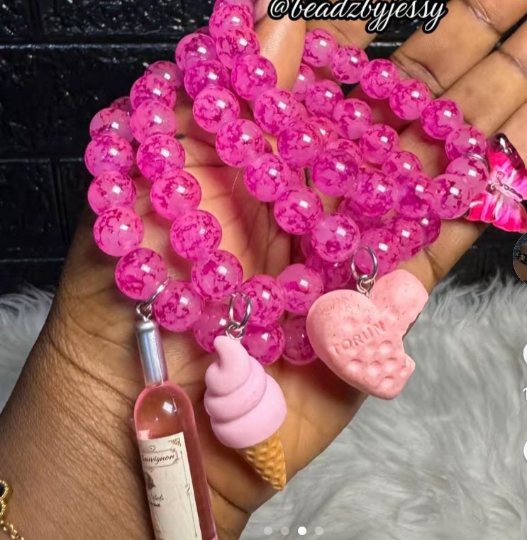 Roze kralenarmbanden met diverse bedels, Kunststof of Plastic, Nieuw, Ophalen of Verzenden, Roze