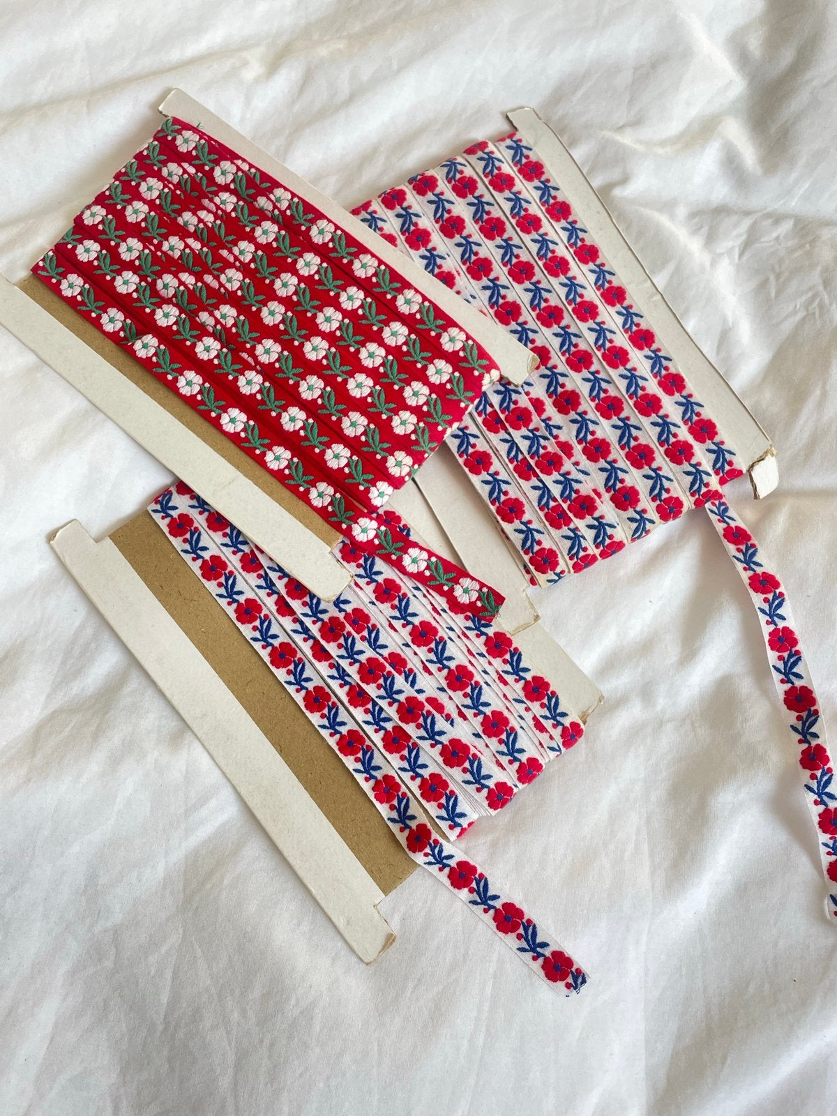 Nieuw vintage stoffen lint met geborduurde bloemetjes, Hobby en Vrije tijd, Textiel, Nieuw, Meerkleurig, Knutselmateriaal