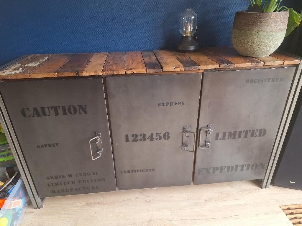Mooi zwaar dressoir, Ophalen, 150 tot 200 cm, Teakhout, Industrieel