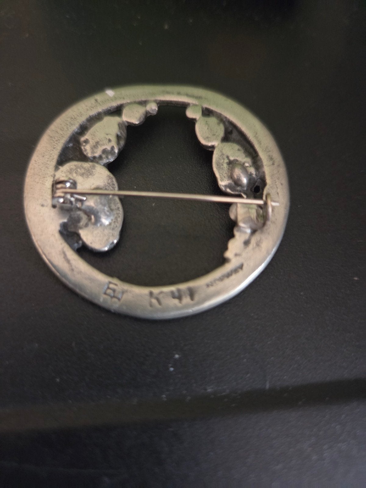 Vintage Tinnen Broche Eivind Hillestad Noorwegen Jaren '70, Overige materialen, 4 tot 7 cm, Gebruikt, Ophalen of Verzenden