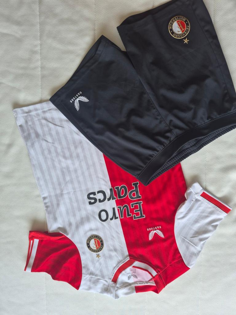 Feyenoord thuistenue voor kinderen - Zo goed als nieuw, Ophalen of Verzenden, Zo goed als nieuw, Castore, Jongen of Meisje