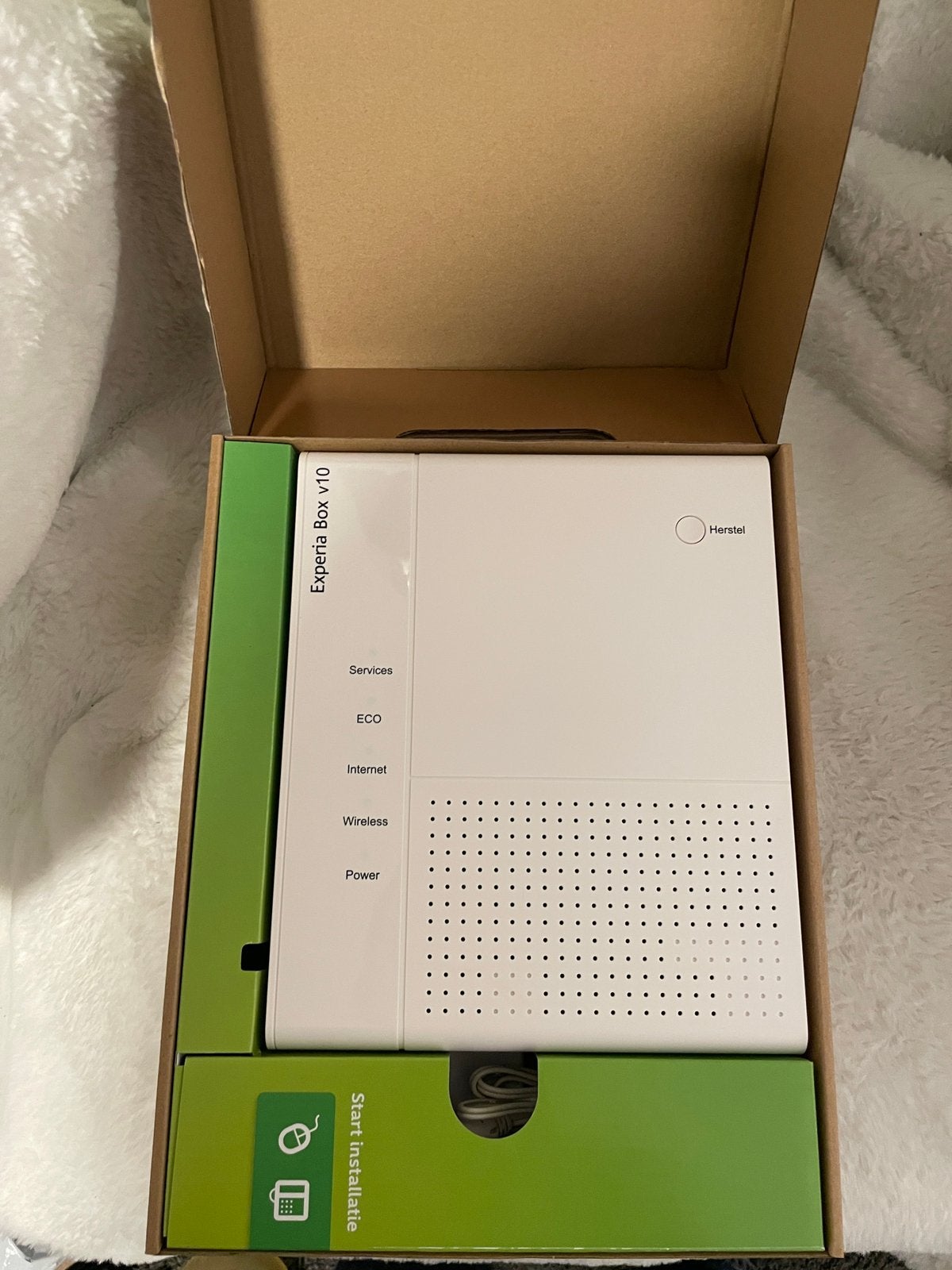 KPN Experia Box v10, Ophalen of Verzenden, Zo goed als nieuw, Router met modem