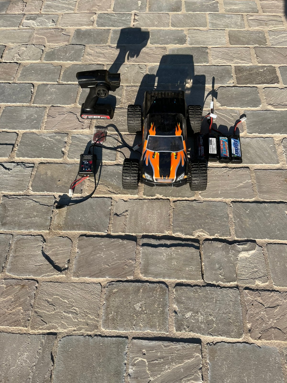 RC Monster Truck + 4 Accu’s + Snellader + Extra’s, Elektro, Auto offroad, Ophalen of Verzenden, Zo goed als nieuw