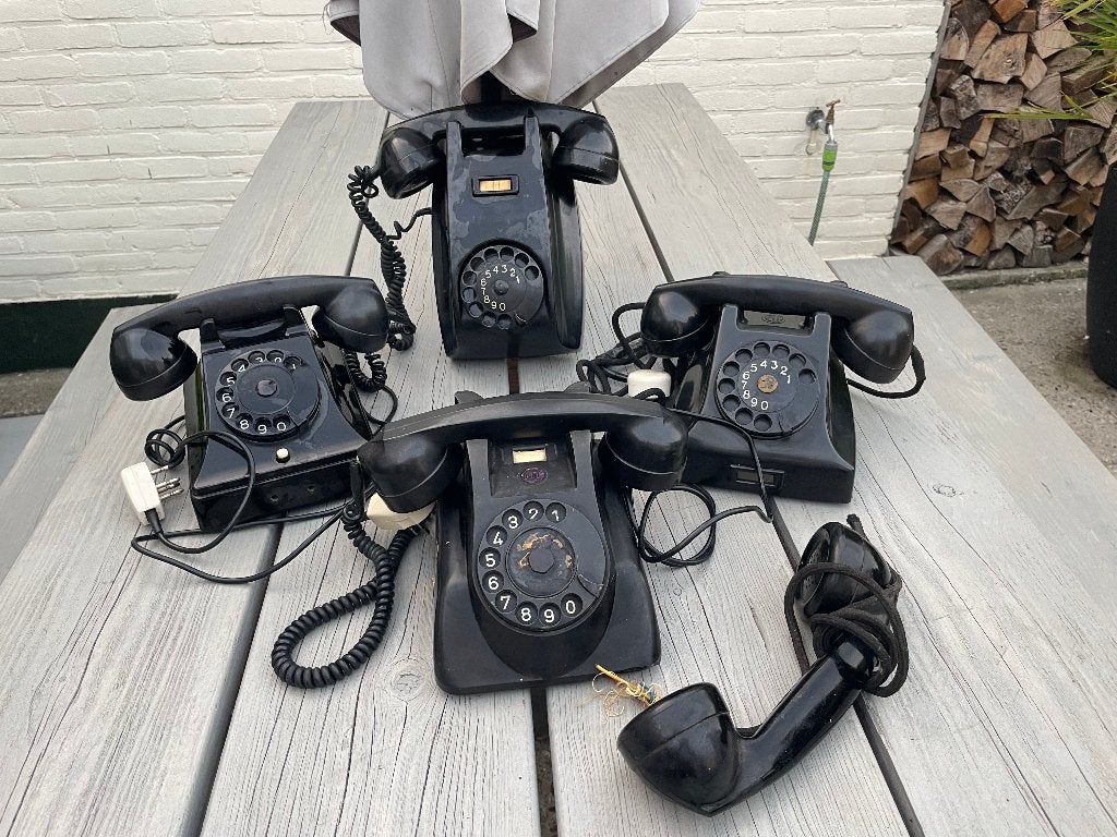Oude bakelieten PTT draaischijf telefoons, Ophalen