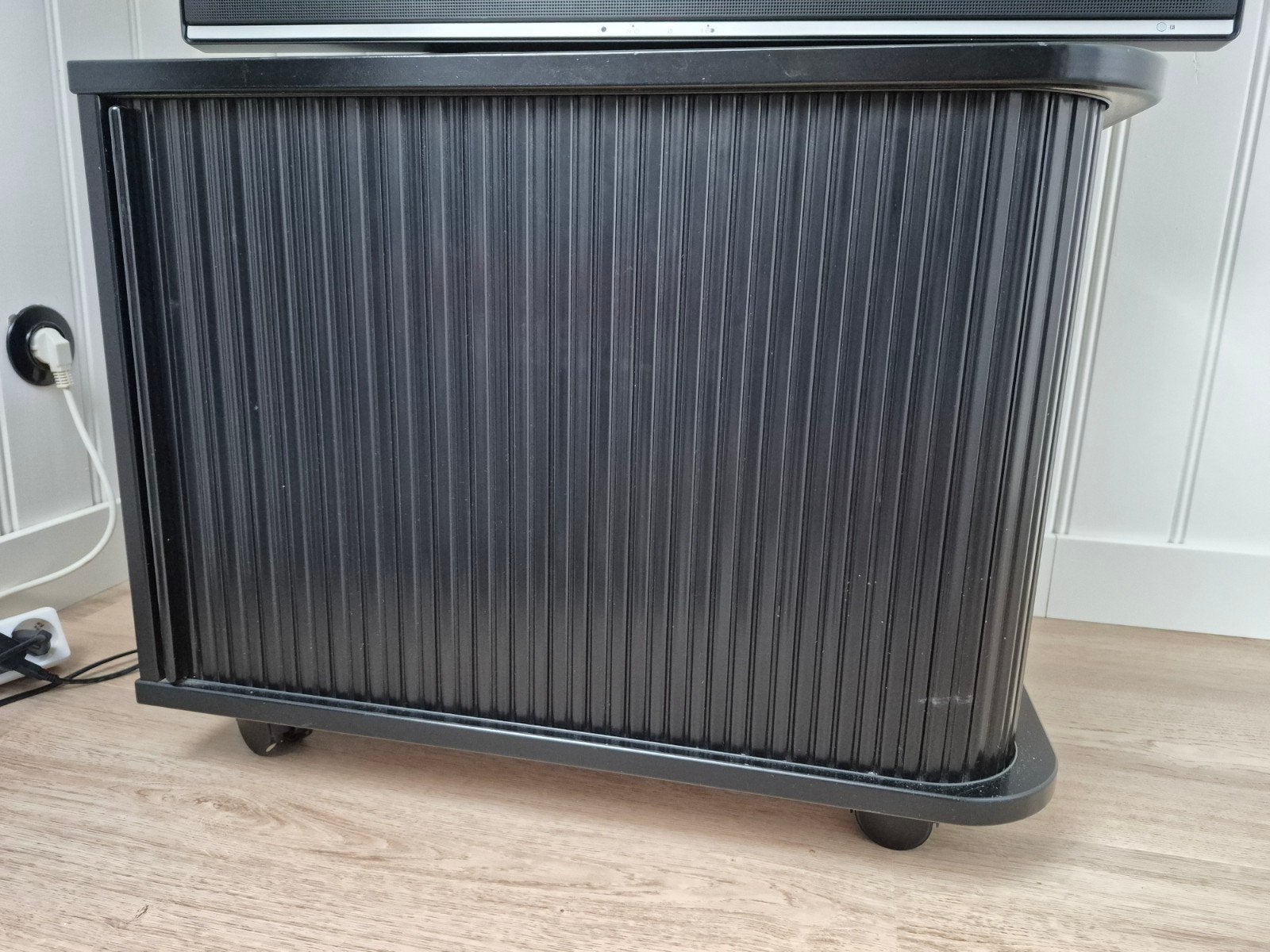 Pastoe roldeurkastje op wieletjes - 62x42x43 cm, Huis en Inrichting, Kasten | Overige, Ophalen, Gebruikt