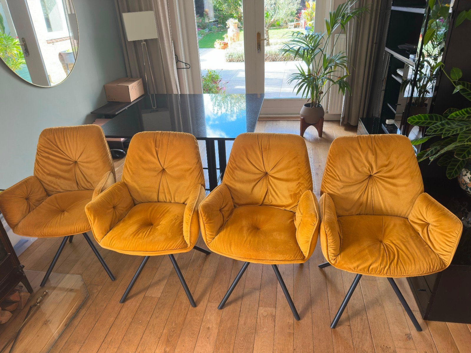 4 Okergele Velvet Eetkamerstoelen met Zwarte Poten, Ophalen, Gebruikt, Overige kleuren, Metaal