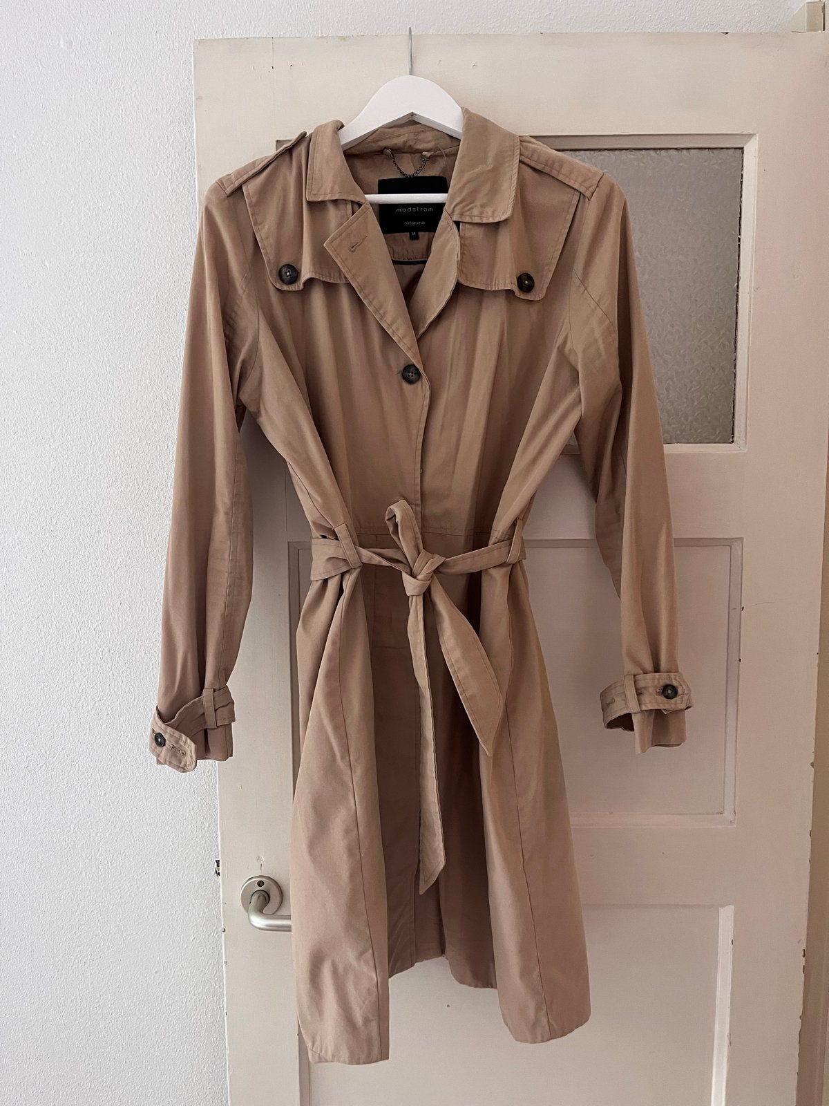 Modström Trenchcoat -  Maat M - Regenjas, Kleding | Dames, Jassen | Zomer, Ophalen of Verzenden, Zo goed als nieuw, Maat 38/40 (M)