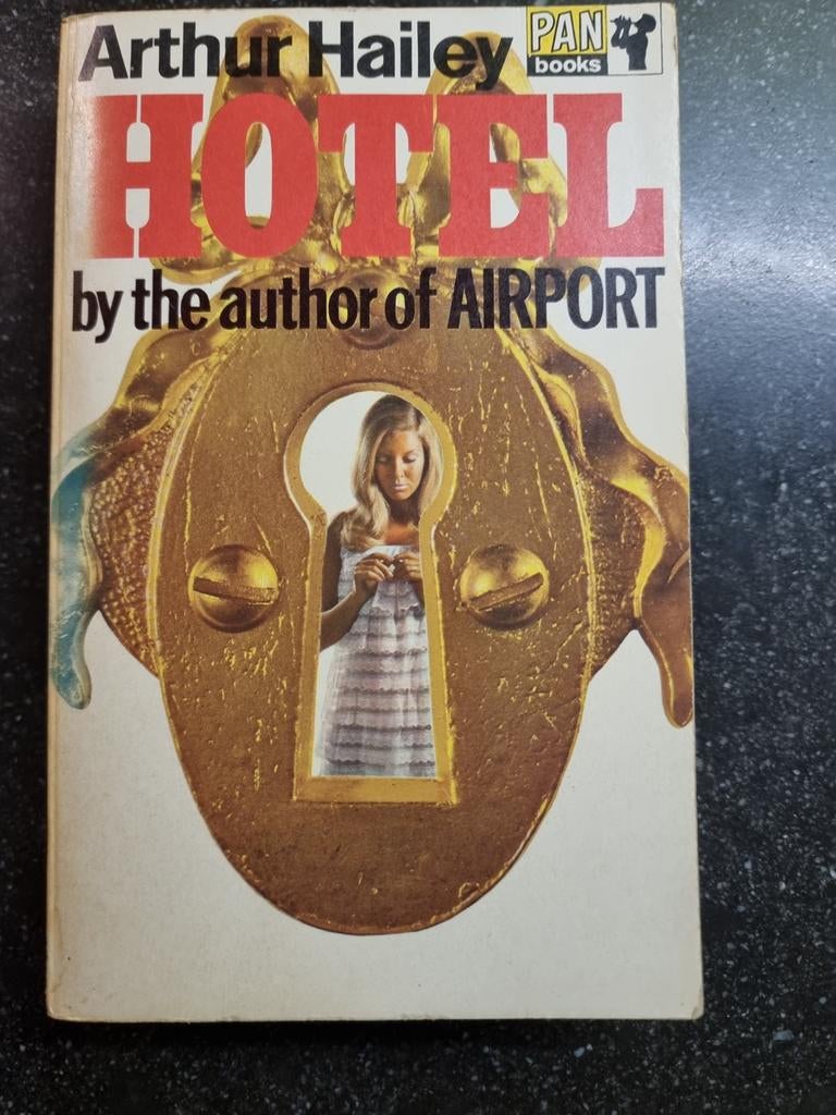 Hotel - Arthur Hailey (PAN Books), Boeken, Romans, Gelezen, Europa overig, Ophalen of Verzenden