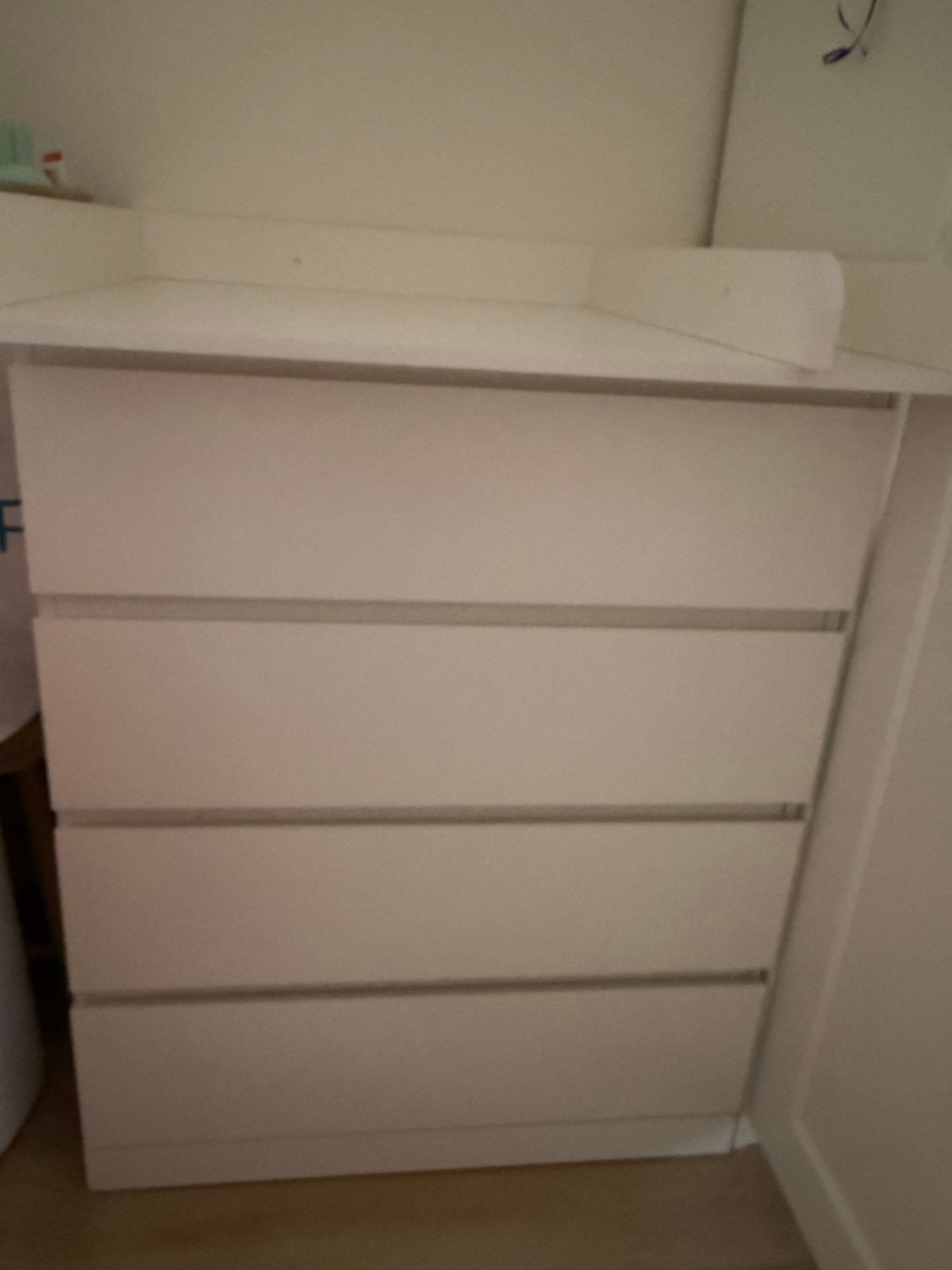 Witte lade kast met 4 lades & een verschoonblad, Ophalen, 50 tot 70 cm, Zo goed als nieuw, 75 tot 100 cm
