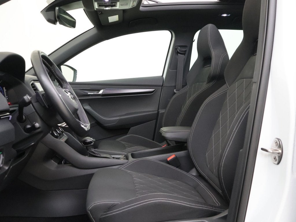 Skoda Karoq 1.5 TSI Sportline Business Automaat Panoramaschu, Auto's, Skoda, 12 maanden, Stof, Euro 6, 4 cilinders