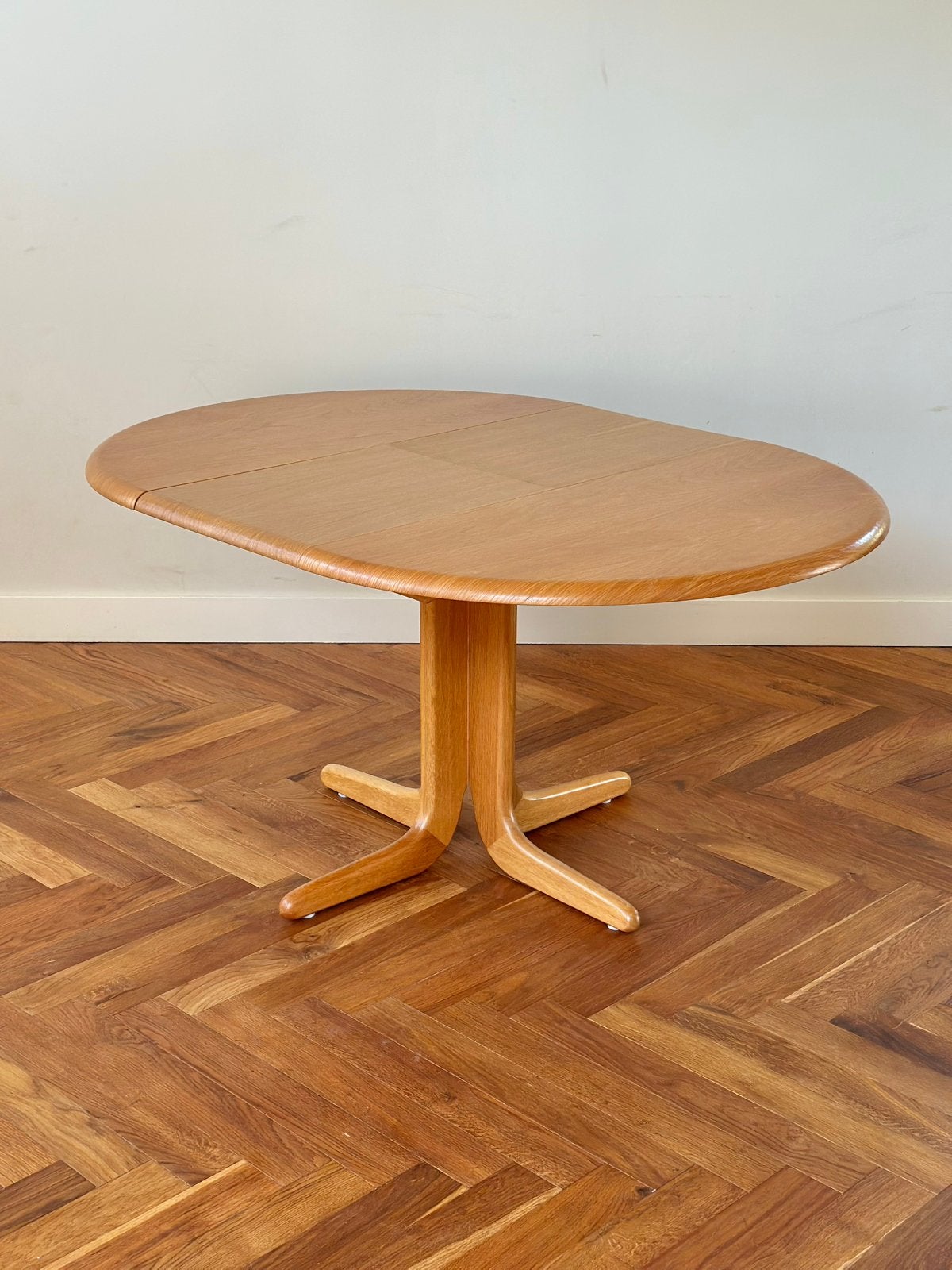 Vintage eettafel rond ovaal Deens eiken hout jaren 50/60/70, Huis en Inrichting, Tafels | Eettafels, Ophalen, Gebruikt, 100 tot 150 cm