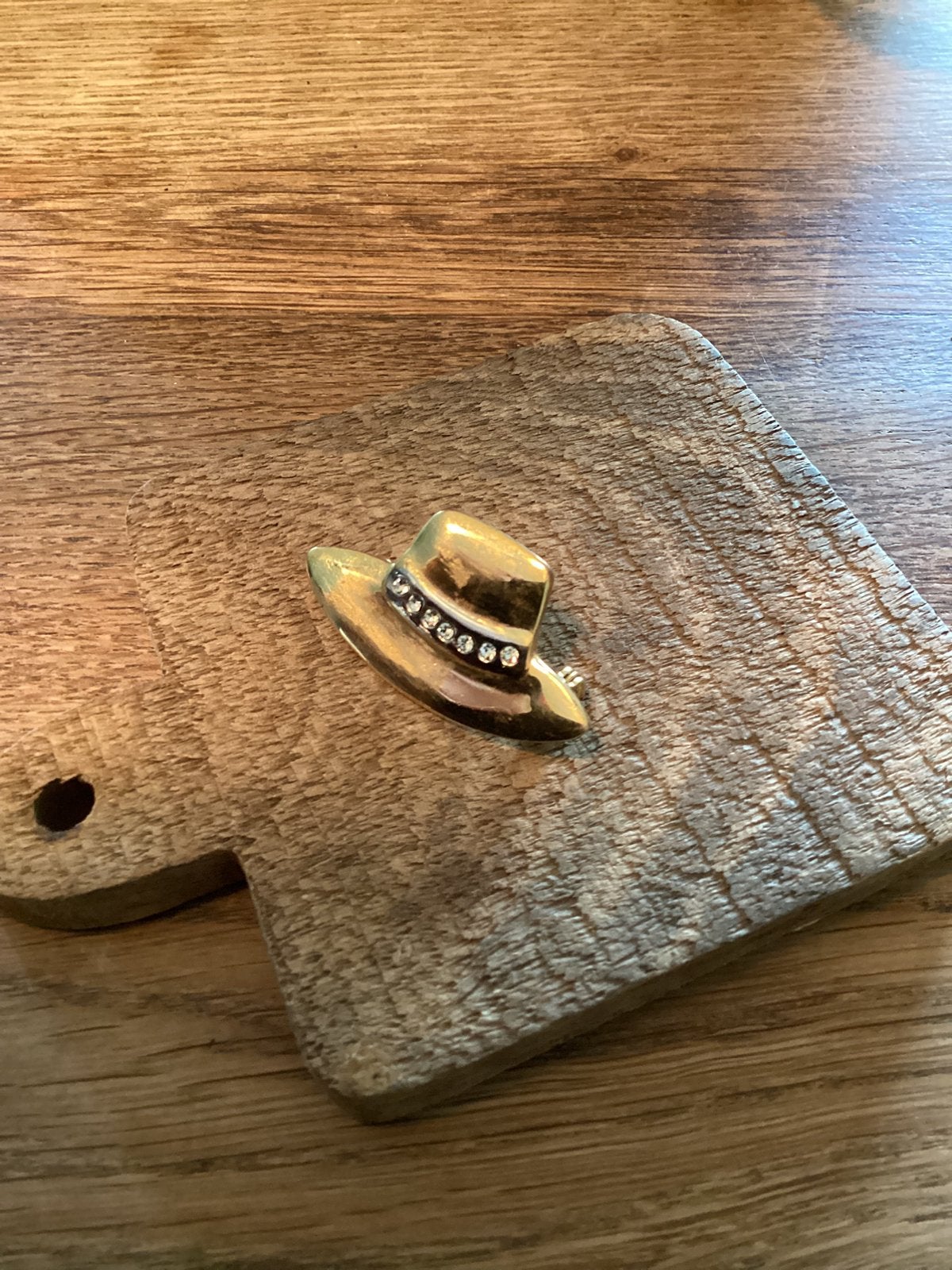 Broche hoed., Verzenden, Gebruikt, Minder dan 4 cm, Goud