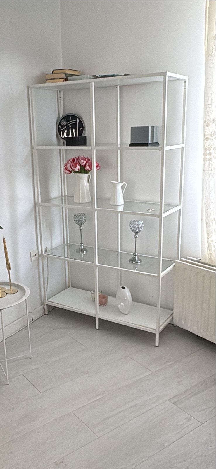 Stijlvolle witte open kast met glazen planken, Met plank(en), Zo goed als nieuw, Metaal, 150 tot 200 cm
