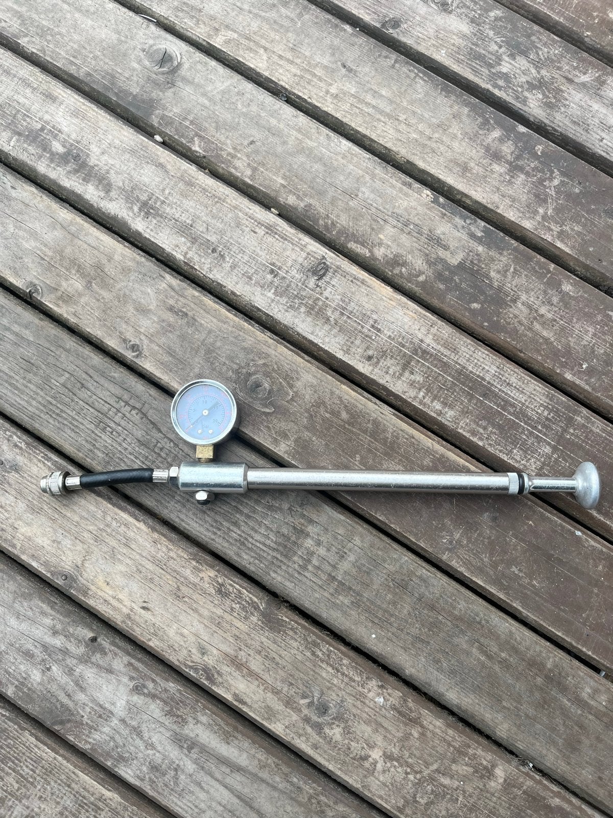 fietspomp/handpomp met manometer (MOET WEG), Ophalen of Verzenden, Drukmeter, Zo goed als nieuw