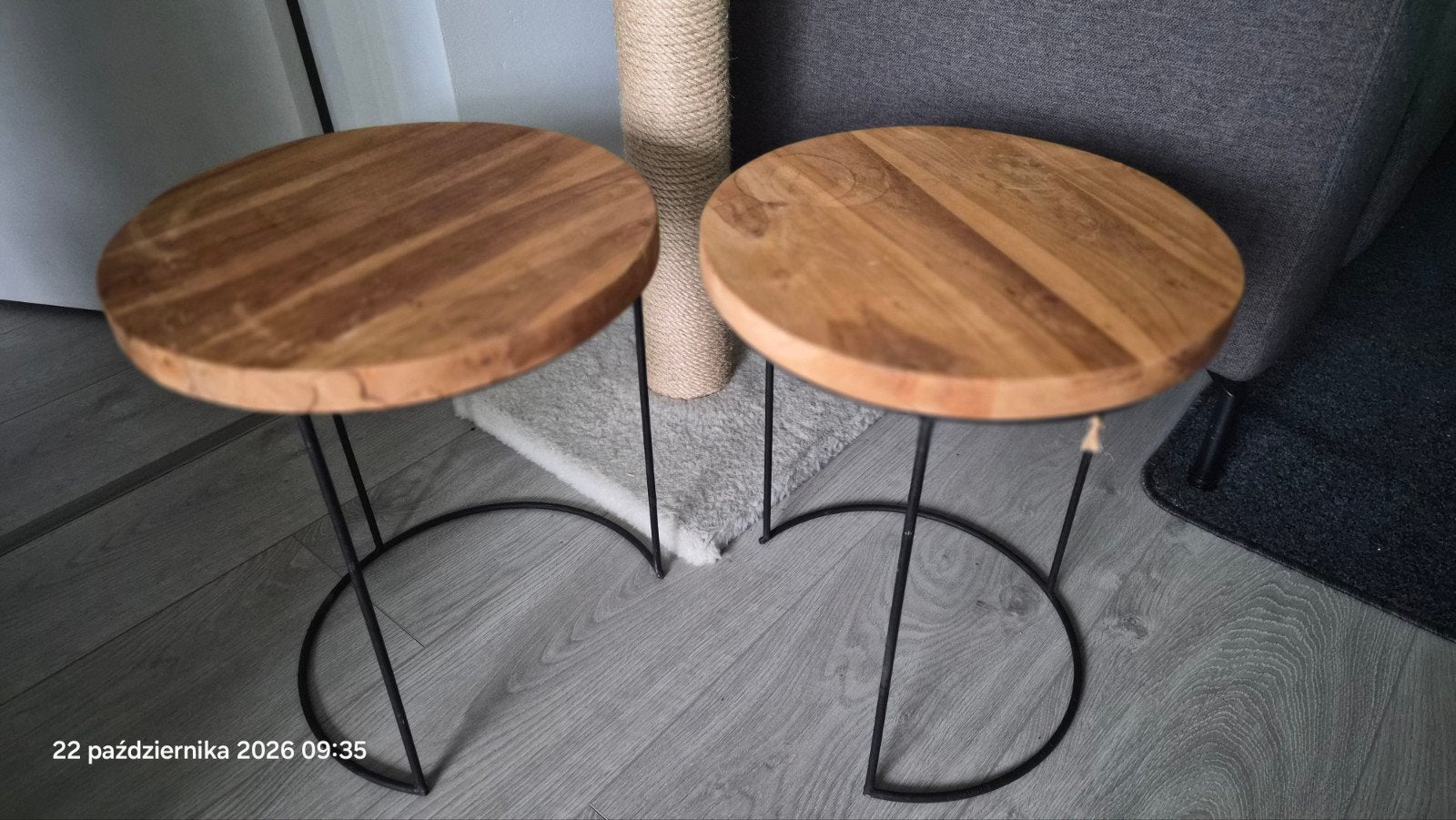 Set van 2 houten bijzettafeltjes met metalen onderstel., Ophalen of Verzenden, Rond, 50 tot 100 cm, 50 tot 100 cm
