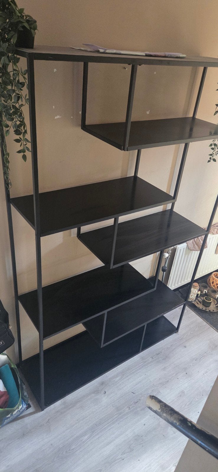 Zwart metalen en houten open kast met speelse indeling, Met plank(en), Modern, Industrieel, 50 tot 100 cm, Zo goed als nieuw