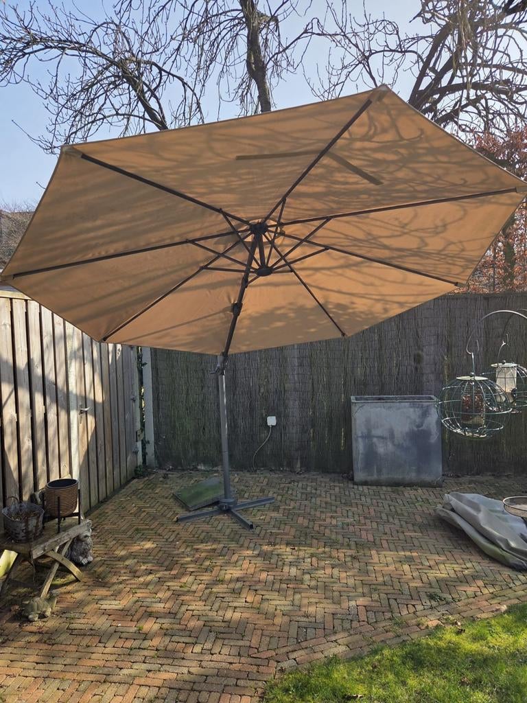 Zweef parasol 3 mtr, kleur zand incl. tegels, Tuin en Terras, Ophalen, Gebruikt, Zweefparasol, Verstelbaar