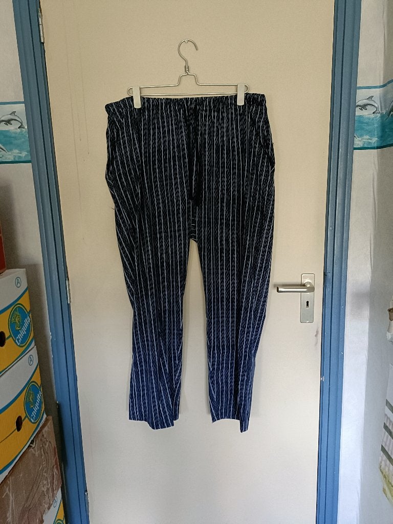 Een dunne donker-blauwe huisbroek met witte strepen(jes)., Blauw, Maat 46/48 (XL) of groter, ?, Ophalen of Verzenden