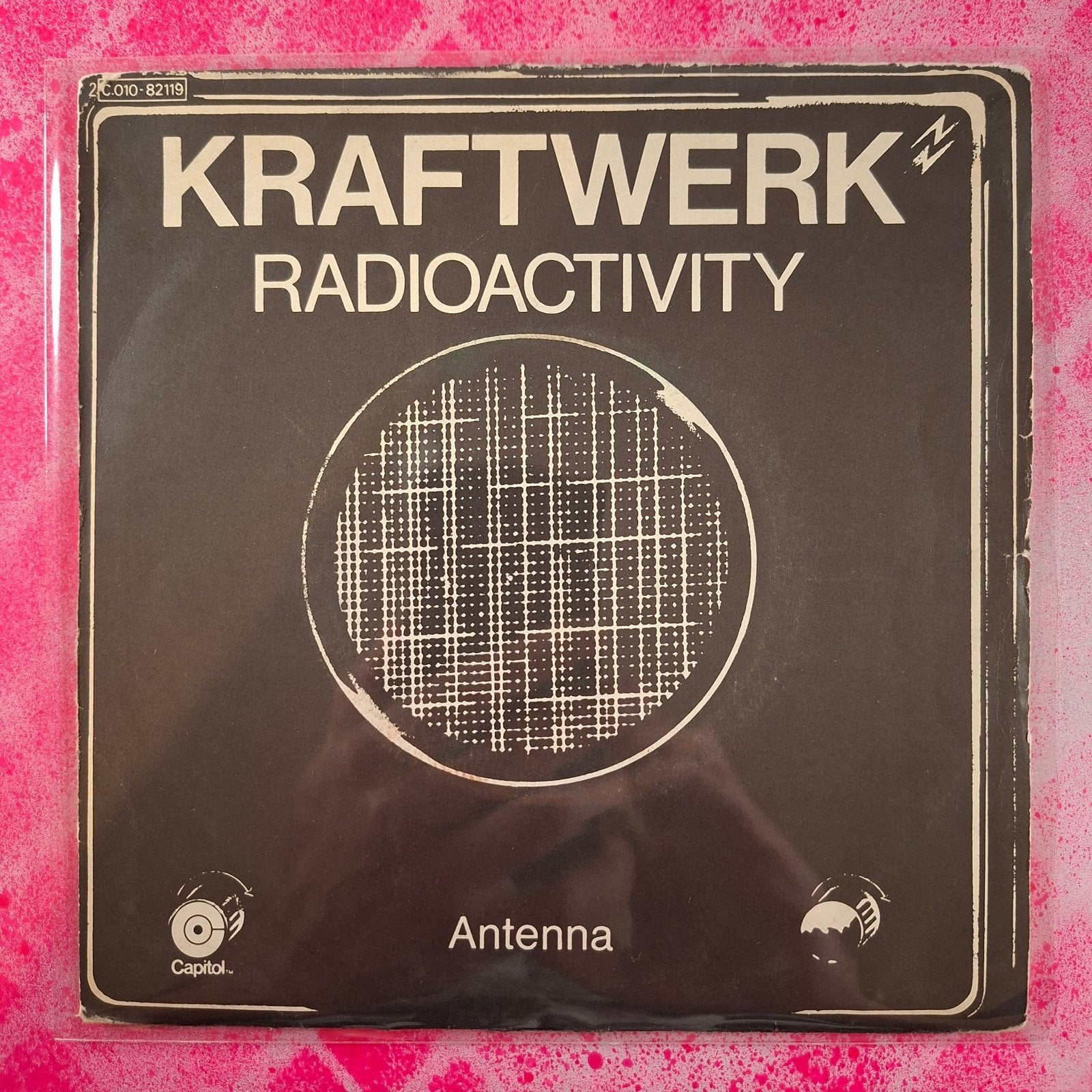 Kraftwerk  Radioactivity.  single.  France.           Star45, 7 inch, Ophalen of Verzenden, Zo goed als nieuw, Overige typen