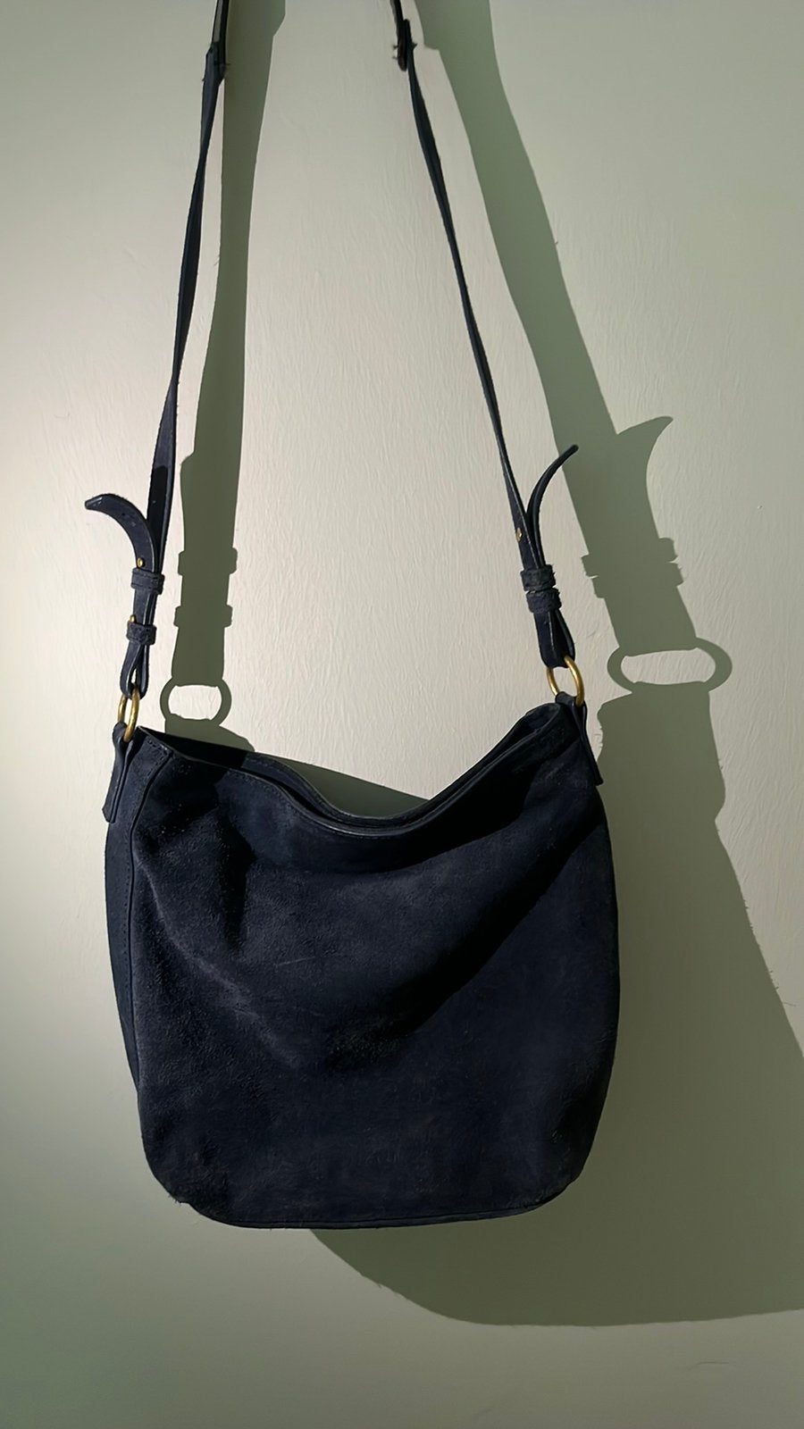 Blauwe suede schoudertas, Sieraden, Tassen en Uiterlijk, Tassen | Schoudertassen, Gebruikt, Blauw, Leer, Ophalen