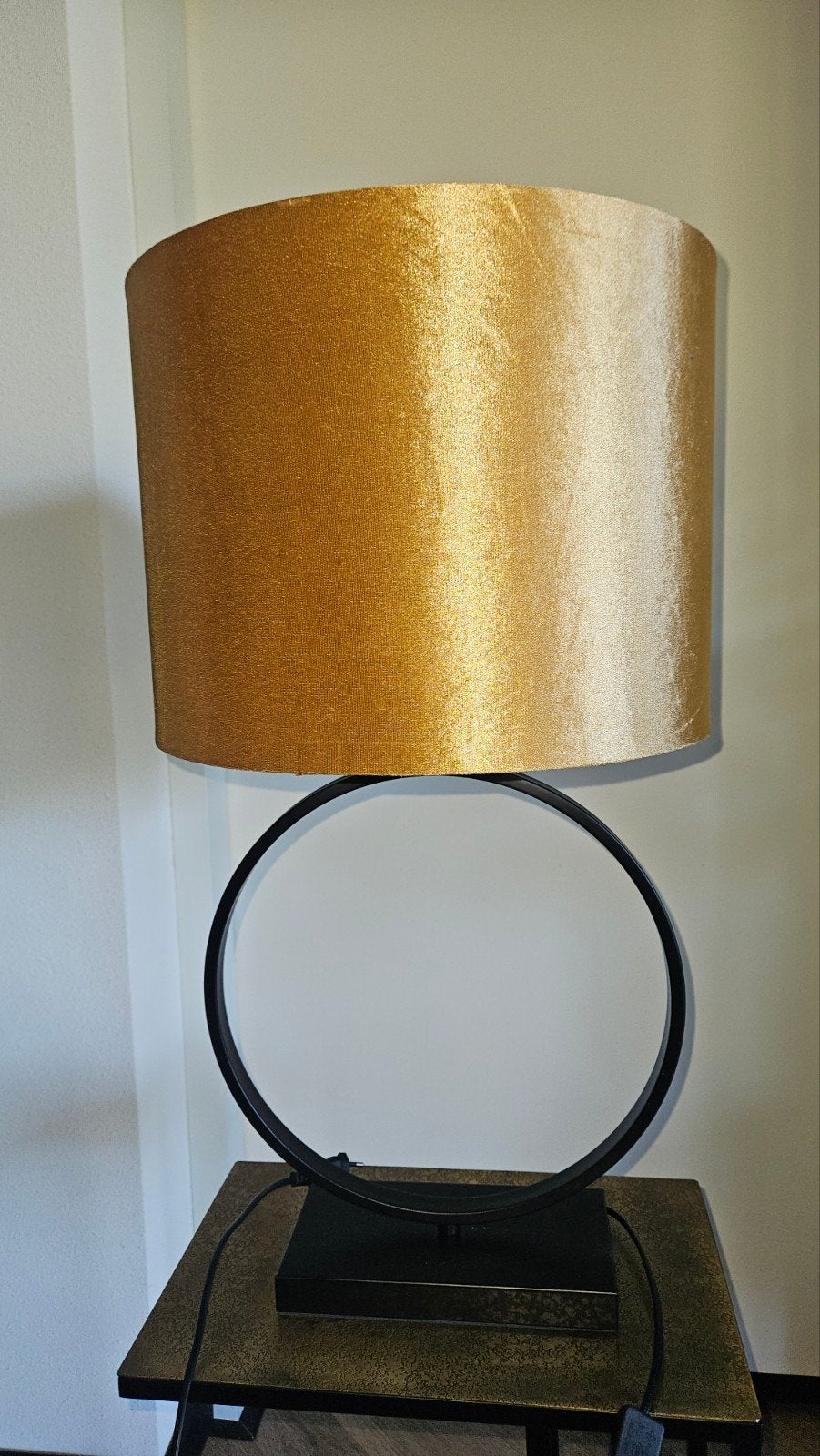 Moderne tafellamp met gouden kap en zwart onderstel, Ophalen, Goud, Metaal, Met kap