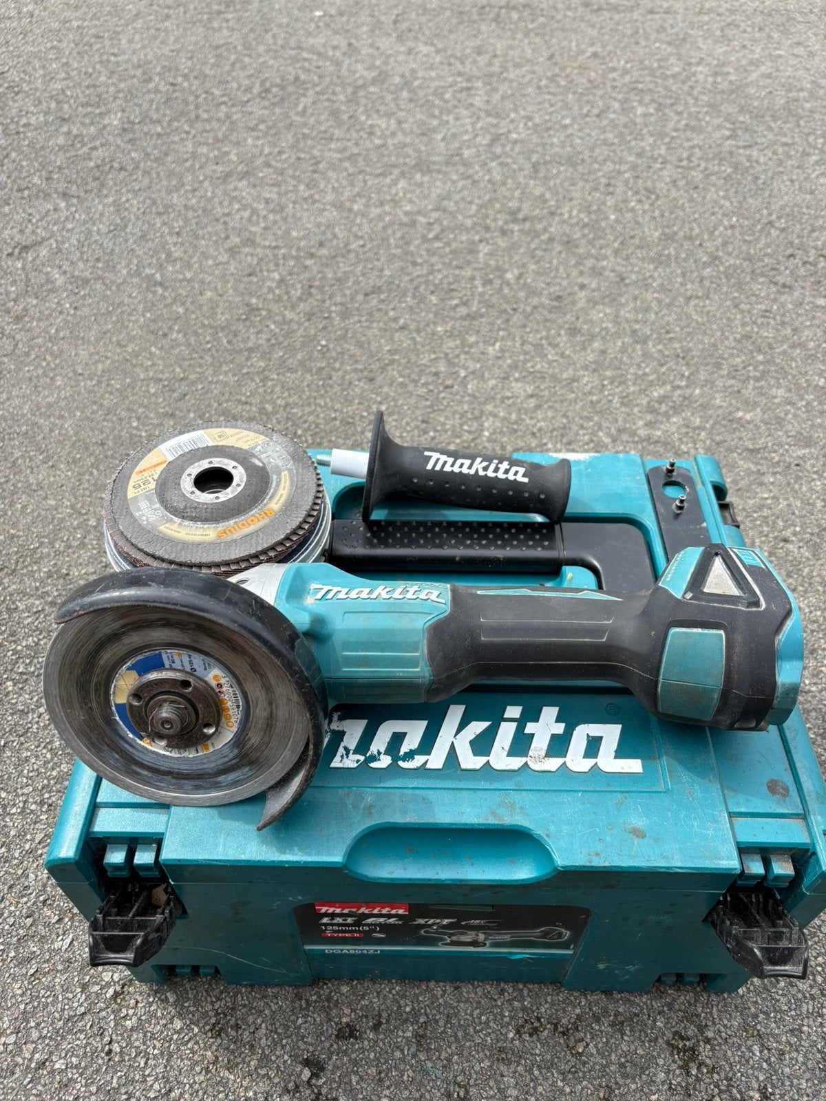 Makita DGA504 Haakse Slijper in Mbox met accessoires, Ophalen of Verzenden, Gebruikt, Haakse handslijpmachine