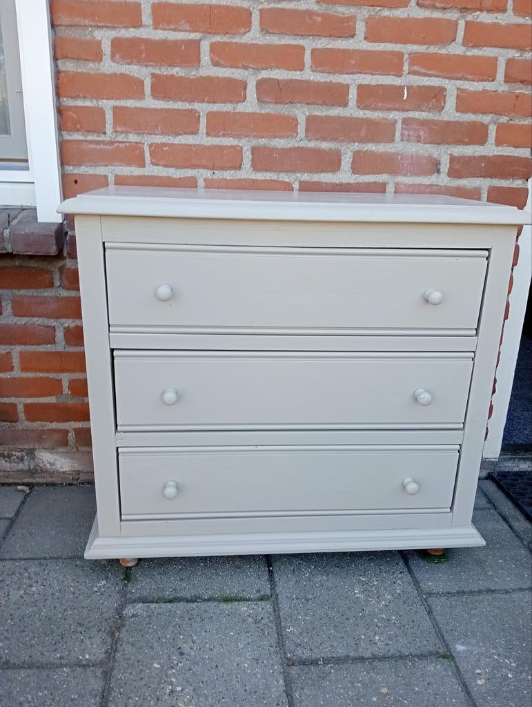 Commode en nachtkastje. Grenen maar in de lak. Beige grijs., Zo goed als nieuw, 75 tot 100 cm, Minder dan 50 cm, Commode