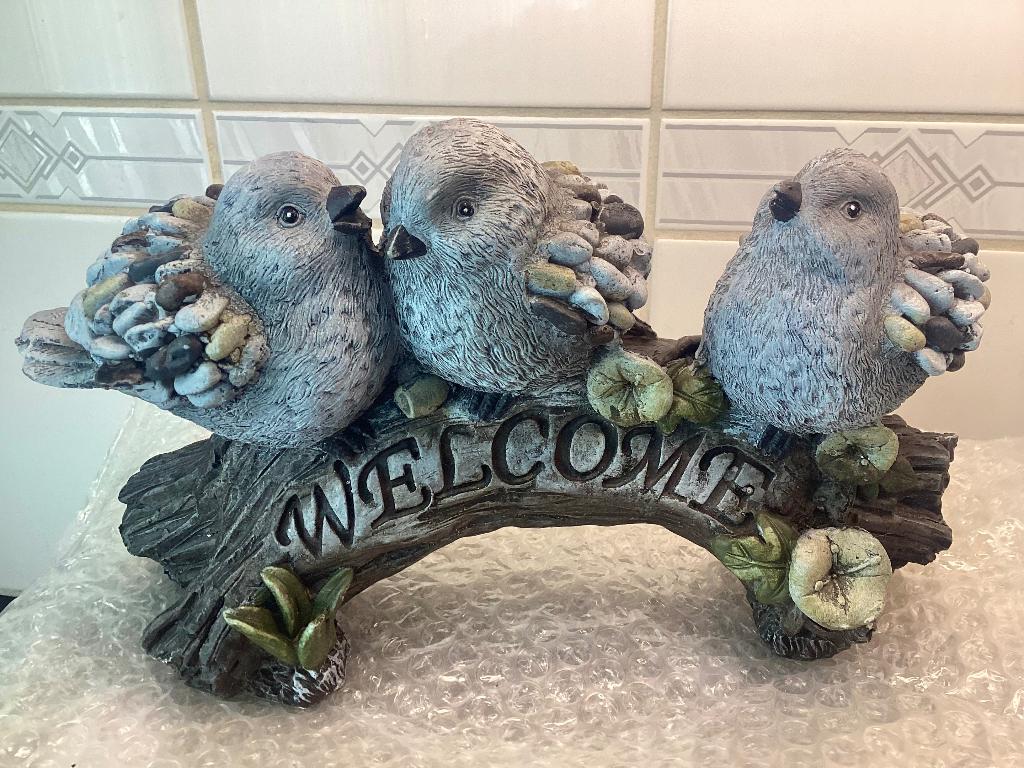 3 duiven op boomstam tuinbeeld, Ophalen of Verzenden, Nieuw, Kunststof, Dierenbeeld