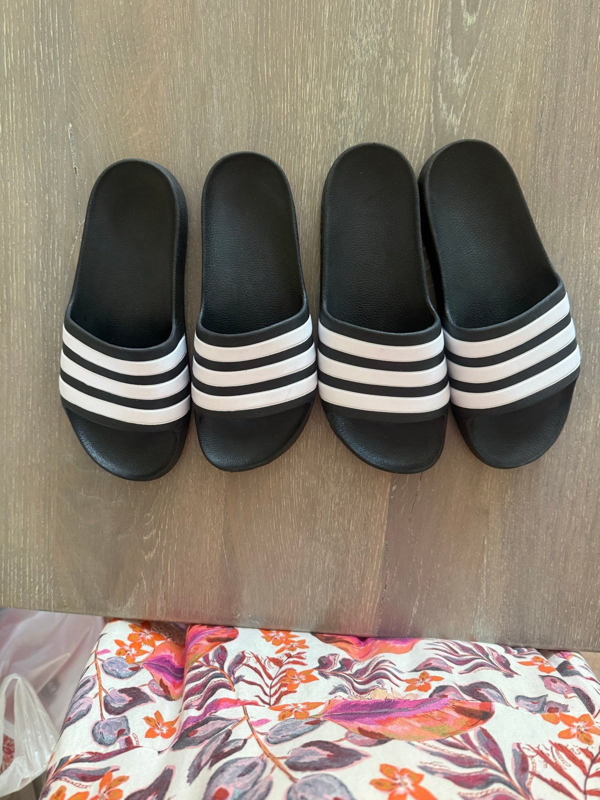 Adidas badslippers - Zwart met witte strepen, Ophalen of Verzenden, Gedragen, Zwart, Slippers
