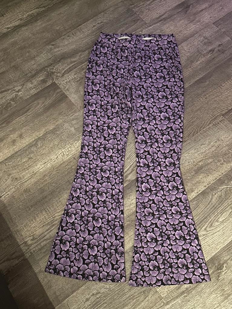 Colourful Rebel flared pants paarse bloem, maat L, Kleding | Dames, Paars, Maat 42/44 (L), Ophalen of Verzenden, Zo goed als nieuw