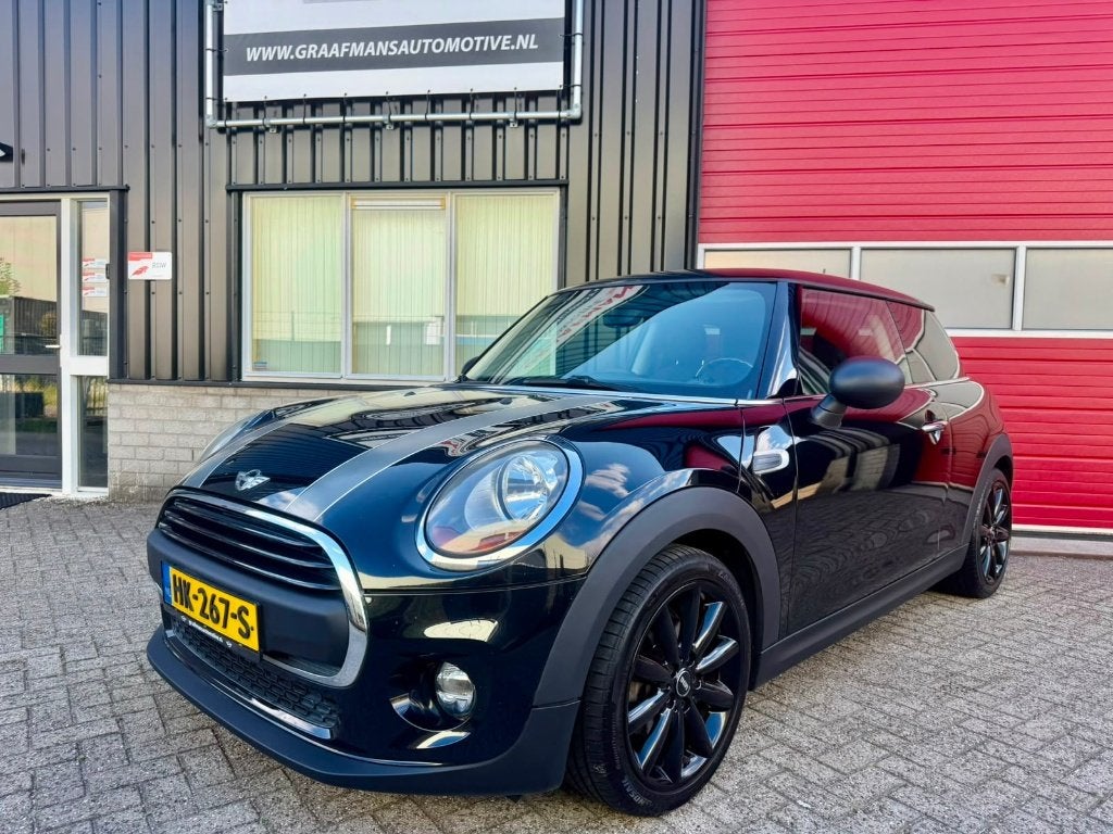 Mini Cooper F56 3 drs Navigatie Airco 6 maanden garantie, Auto's, Mini, Voorwielaandrijving, Stof, Zwart, 4 stoelen